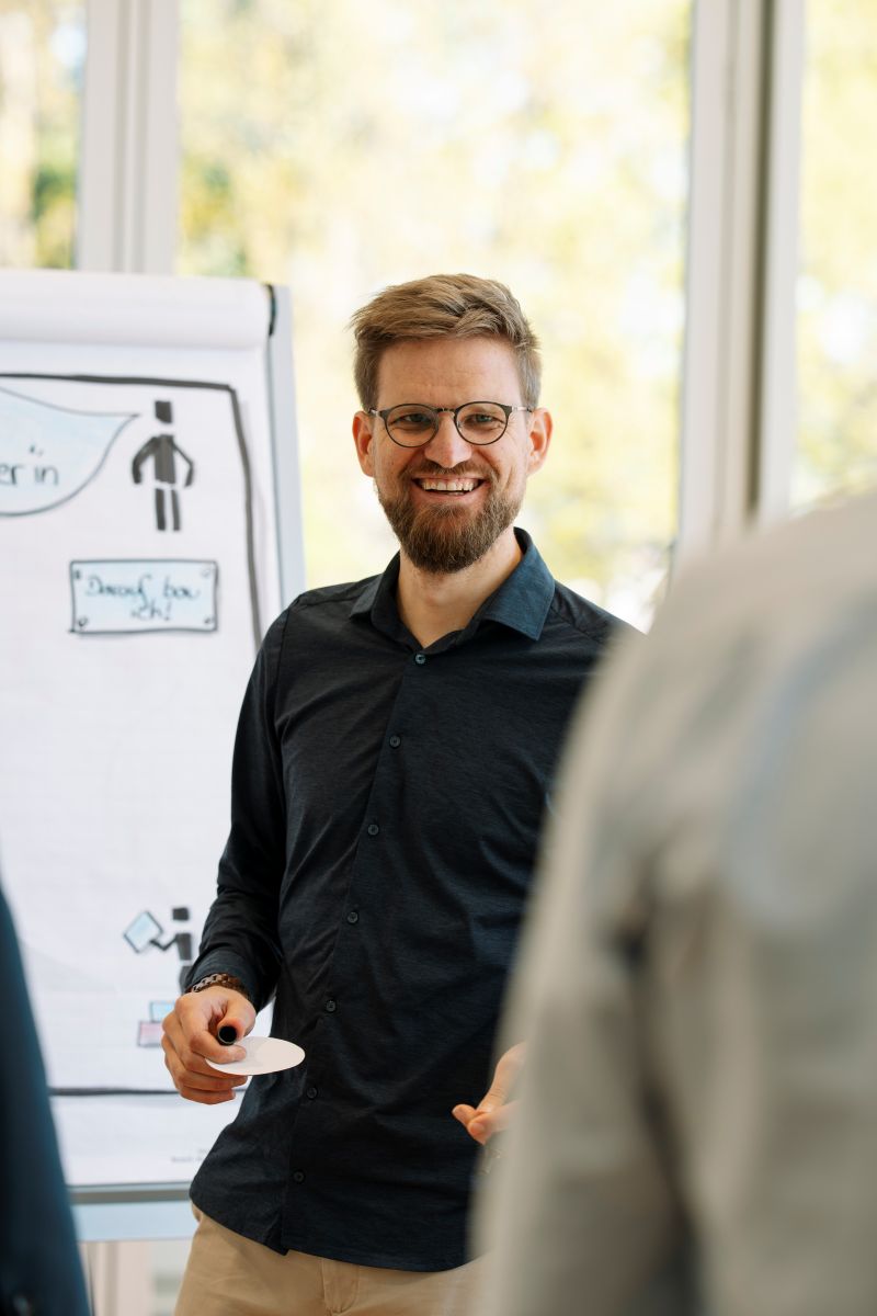 Valentin Rausch am Flipchart in einem Seminar